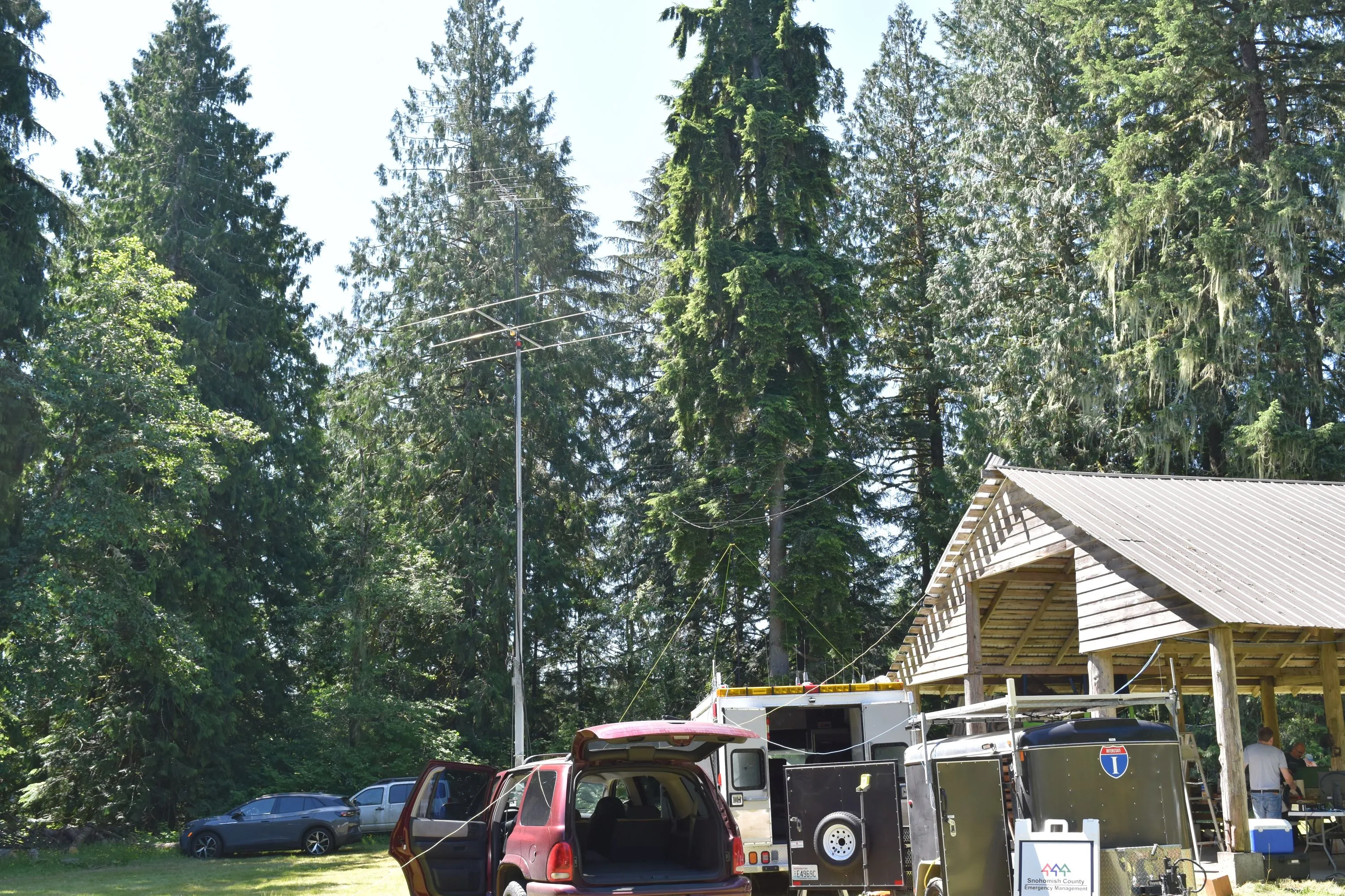 The covered pavilion at Camp Freeman with a VHF/UHF beam on a mast and the Snohomish County Emergency Management MITRU trailer during a previous Field Day